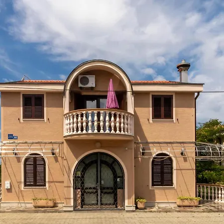 2 Bedroom Gorgeous In Apartamento Jadranovo