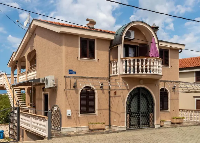 2 Bedroom Lovely In *